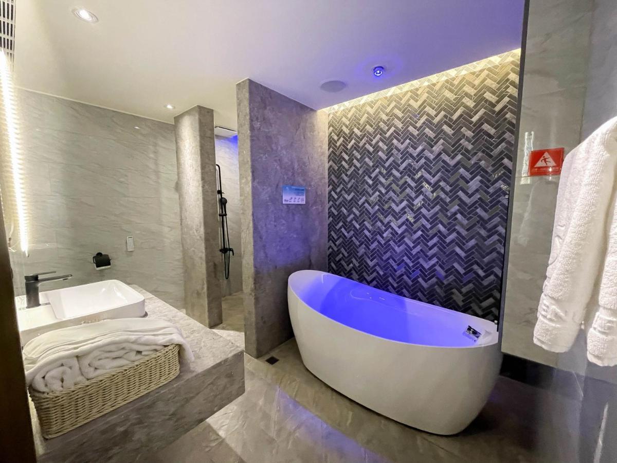 Fifth Avenue Motel Đài Trung Ngoại thất bức ảnh