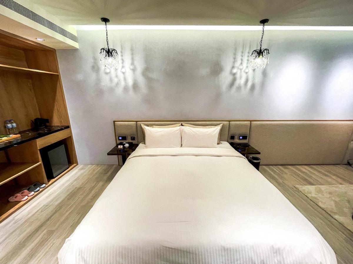 Fifth Avenue Motel Đài Trung Ngoại thất bức ảnh