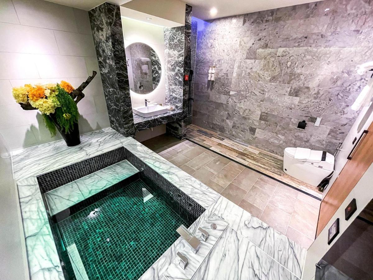 Fifth Avenue Motel Đài Trung Ngoại thất bức ảnh